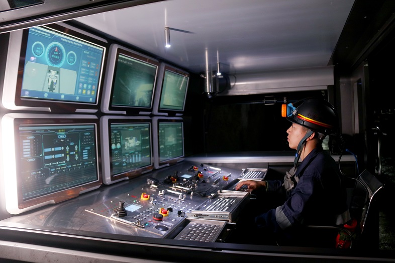 图为该矿职工在掘锚一体机智能化驾驶舱查看设备运行状况.jpg