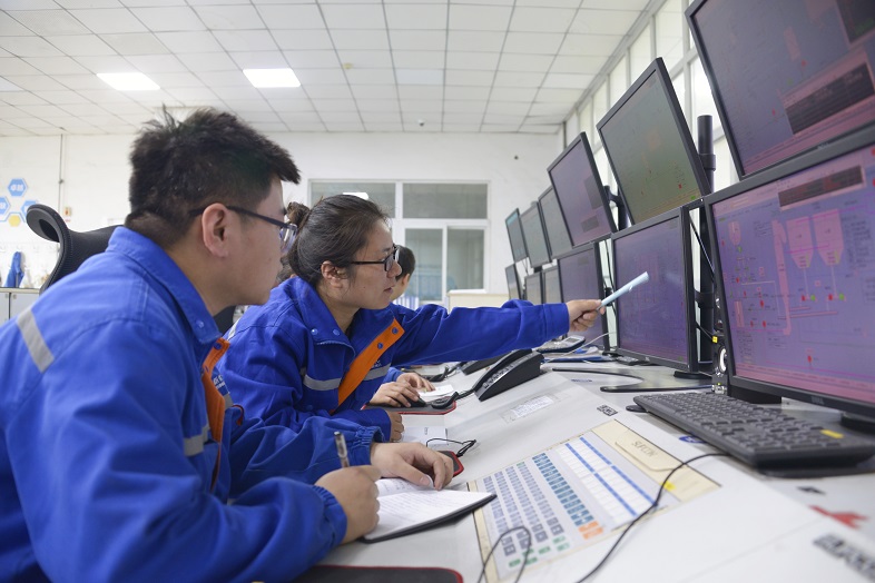 图为：新疆煤化工热电车间工艺三班老员工为新员工讲解操作原理.JPG