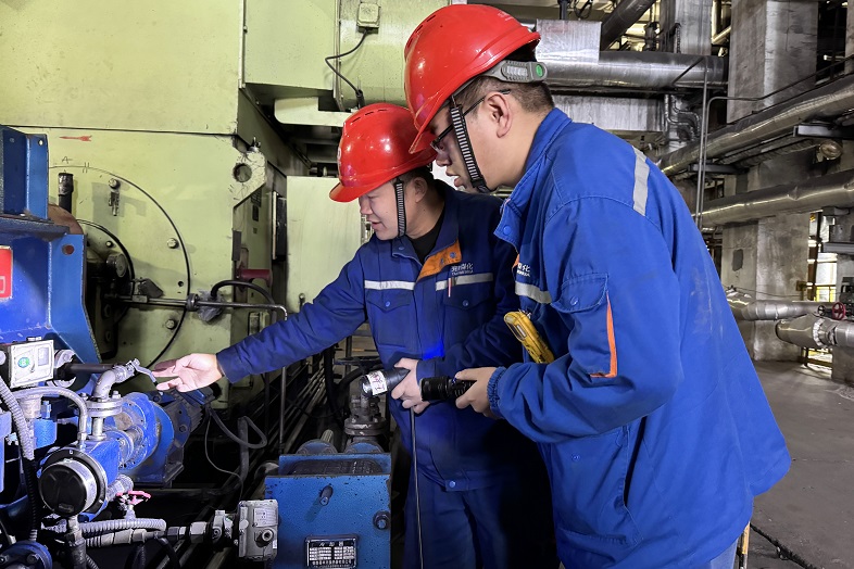 图为：新疆煤化工热电车间工艺三班职工在现场巡检.jpg